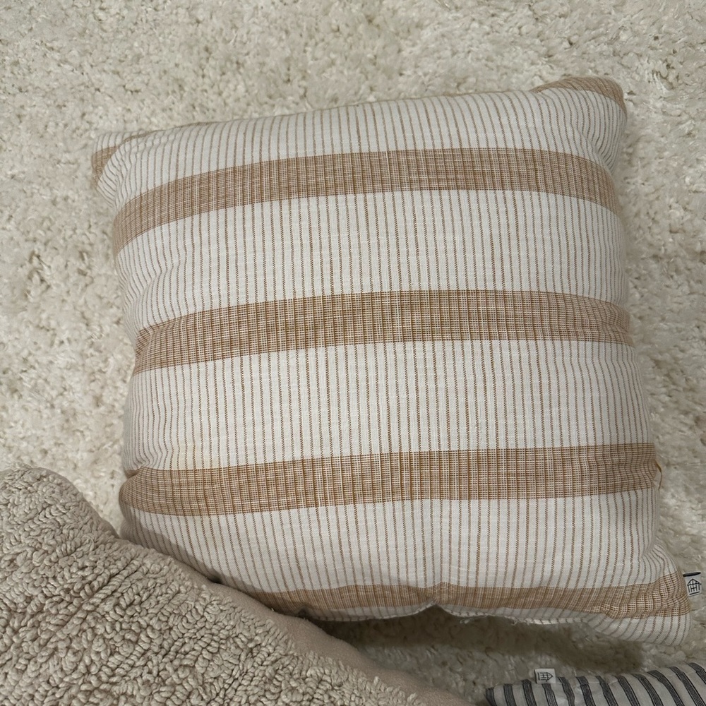 PILLOWS - Picture 4 of 4